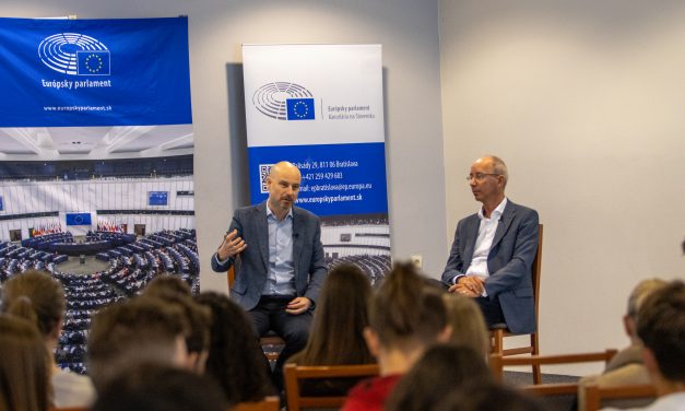 Diskusia s europoslancom Vladimírom Bilčíkom a prednáška Zvol si info